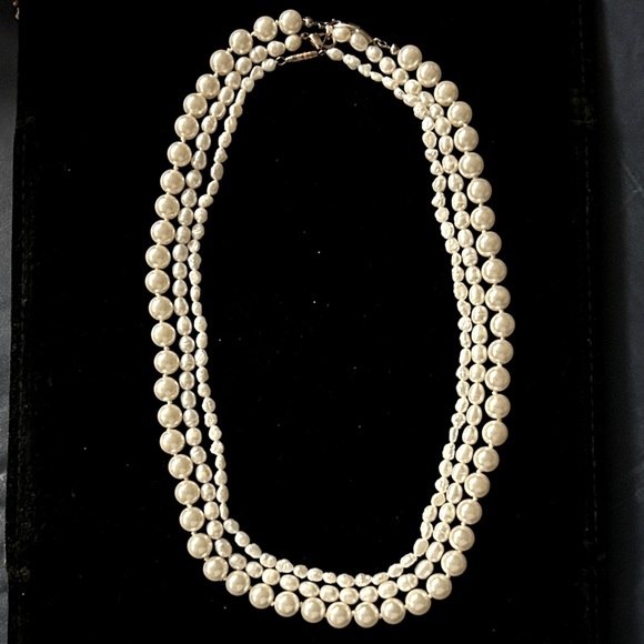 Elegant Pearl Necklace Set (3) - Picture 2 of 6